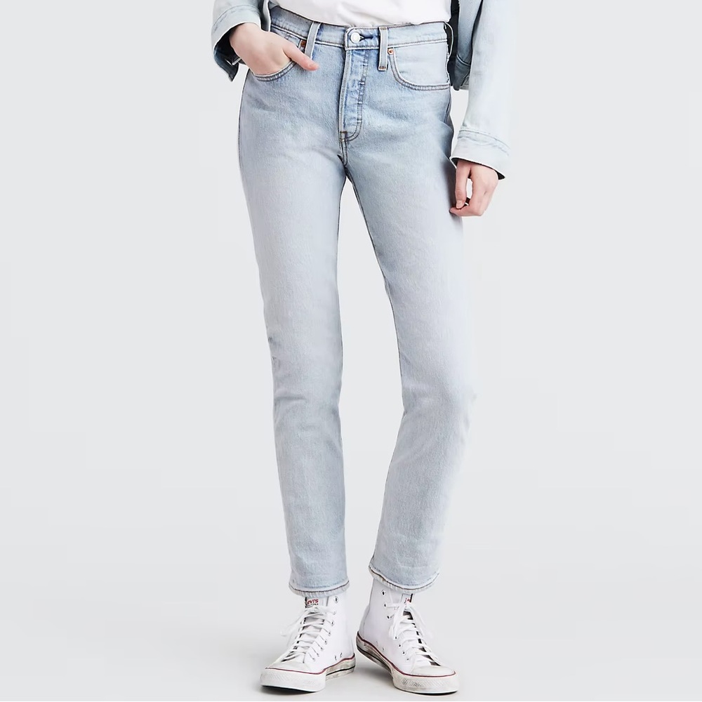 Levi’s light wash stretch denim jeans // size 26x28 - Picture 2 of 2